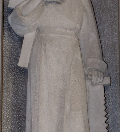 Zdjęcie nr 3: Nastawa architektoniczna, jednoosiowa, jednokondygnacyjna. Ołtarz prostopadłościenny, z kamienną mensą. Antepedium 
wyłożone kamiennymi płytami o wzorze geometrycznym. Nastawa na wysokim cokole, z wyłamanymi prostopadłościanami, w środkowej części wprawione tabernakulum. Drzwiczki w formie stojącego prostokąta, dwuskrzydłowe, obite blachą z wzorem roślinnym. Nastawa w formie niszy ujętej lizenami, zwieńczonej płaskim baldachimem z krzyżem na wysokim cokole. Nisza flankowana dwiema parami niższych lizen. W polu niszy figura św. Józefa. Nastawa obłożona płytami kamiennymi. 

