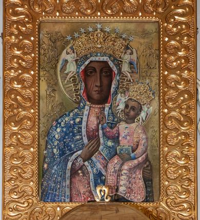 Zdjęcie nr 3: Nastawa niearchitektoniczna. Ołtarz prostopadłościenny, kamienny, z drewnianą mensą. Antepedium dekorowane trzema kwadratowymi polami wypełnionymi geometryczną mozaiką w formie krzyży o rozszerzających się ramionach. Na ołtarzu tabernakulum w formie prostopadłościennej skrzynki, obitej blachą, o zaokrąglonych narożach. Drzwiczki w kształcie stojącego prostokąta zamkniętego łukiem półkolistym nadwieszonym, z przedstawieniem kielicha z hostią w glorii. Na ściance frontowej aplikowana dekoracja w postaci kłosów zbóż i winnego grona. Tron wystawienia w formie baldachimu podtrzymywanego na czterech tralkach. Obraz Matki Boskiej Częstochowskiej w kształcie stojącego prostokąta, ujęty grubą, złoconą ramą dekorowaną ornamentem z lilii heraldycznych. Dzieło flankowane jest dwiema postaciami klęczących aniołów, podtrzymujących je obiema rękami. Anioły ukazane z profilu, lewy z głową skierowaną frontalnie. Ubrane są w luźne tuniki przepasane w talii. Skrzydła mają duże, złożone, wygięte na kształt litery „C”. Nad obrazem monogram Marii, flankowany przez dwa putta podtrzymujące nad nim koronę otwartą. Postacie polichromowane są na biało, o złoconych skrzydłach. 

