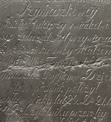 Zdjęcie nr 1: Epitafium w kształcie stojącego prostokąta z kutym napisem „D(EO) O(PTIMO) M(AXIMO) / Agneszcze z Ludwikowskich / Szymaszkowey / Obywatelce tuteyszy świadectwo wie/cznego żalu w dowód przywiązania / wdzięczności ku swey Małżonce / pozostały Mąż Franciszek Xawery / Szymaszek z troygiem Dzieci / ten pomnik położył / Umarła w wieku lat 29. D(n)ia 21. Kwie(tnia) / 1824 R(ok)u. Czytelniku przeszliy za / nią do Boga czułe Westchnienie”. 
