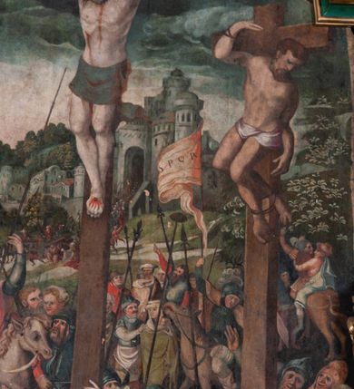 Zdjęcie nr 8: Ołtarz przyścienny, architektoniczny, jednoosiowy, jednokondygnacyjny, z uszakami. Mensa prostopadłościenna. Na niej prostopadłościenne tabernakulum zwieńczone wydatnym gzymsem, z drzwiczkami zamkniętymi łukiem nadwieszonym z motywem kielicha z hostią. Nastawa ołtarzowa ujęta korynckimi kolumnami ustawionymi na podwójnym cokole zdobionym prostokątnymi płycinami w dolnej partii i plakietami utworzonymi z ornamentu małżowinowo-chrząstkowego w górnej. Podpory dźwigają pełne, wyłamane na ich osiach belkowanie, którego gzyms jest wyniesiony nad polem centralnym. Fryz wysuniętych części dekorowany rozetami, silnie wystający gzyms zdobiony wałeczkami. Na wyłamanych częściach belkowania ustawiono symetrycznie woluty. W polu nisza zamknięta łukiem półkolistym nadwieszonym mieszcząca obraz z wielopostaciową sceną Ukrzyżowania w profilowanej ramie dekorowanej w trzech miejscach ornamentem roślinnym. Kondygnacja ujęta ażurowymi uszakami utworzonymi z suchej wici akantu. Struktura ołtarza w kolorze zielonym, trzony kolumn, detale i ornamenty złocone.