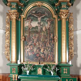 Zdjęcie nr 1: Ołtarz przyścienny, architektoniczny, jednoosiowy, jednokondygnacyjny, z uszakami. Mensa prostopadłościenna. Na niej prostopadłościenne tabernakulum zwieńczone wydatnym gzymsem, z drzwiczkami zamkniętymi łukiem nadwieszonym z motywem kielicha z hostią. Nastawa ołtarzowa ujęta korynckimi kolumnami ustawionymi na podwójnym cokole zdobionym prostokątnymi płycinami w dolnej partii i plakietami utworzonymi z ornamentu małżowinowo-chrząstkowego w górnej. Podpory dźwigają pełne, wyłamane na ich osiach belkowanie, którego gzyms jest wyniesiony nad polem centralnym. Fryz wysuniętych części dekorowany rozetami, silnie wystający gzyms zdobiony wałeczkami. Na wyłamanych częściach belkowania ustawiono symetrycznie woluty. W polu nisza zamknięta łukiem półkolistym nadwieszonym mieszcząca obraz z wielopostaciową sceną Ukrzyżowania w profilowanej ramie dekorowanej w trzech miejscach ornamentem roślinnym. Kondygnacja ujęta ażurowymi uszakami utworzonymi z suchej wici akantu. Struktura ołtarza w kolorze zielonym, trzony kolumn, detale i ornamenty złocone.