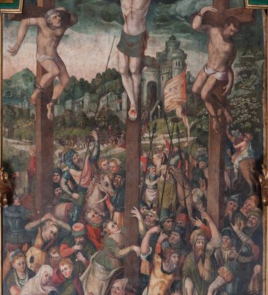 Zdjęcie nr 5: Ołtarz przyścienny, architektoniczny, jednoosiowy, jednokondygnacyjny, z uszakami. Mensa prostopadłościenna. Na niej prostopadłościenne tabernakulum zwieńczone wydatnym gzymsem, z drzwiczkami zamkniętymi łukiem nadwieszonym z motywem kielicha z hostią. Nastawa ołtarzowa ujęta korynckimi kolumnami ustawionymi na podwójnym cokole zdobionym prostokątnymi płycinami w dolnej partii i plakietami utworzonymi z ornamentu małżowinowo-chrząstkowego w górnej. Podpory dźwigają pełne, wyłamane na ich osiach belkowanie, którego gzyms jest wyniesiony nad polem centralnym. Fryz wysuniętych części dekorowany rozetami, silnie wystający gzyms zdobiony wałeczkami. Na wyłamanych częściach belkowania ustawiono symetrycznie woluty. W polu nisza zamknięta łukiem półkolistym nadwieszonym mieszcząca obraz z wielopostaciową sceną Ukrzyżowania w profilowanej ramie dekorowanej w trzech miejscach ornamentem roślinnym. Kondygnacja ujęta ażurowymi uszakami utworzonymi z suchej wici akantu. Struktura ołtarza w kolorze zielonym, trzony kolumn, detale i ornamenty złocone.