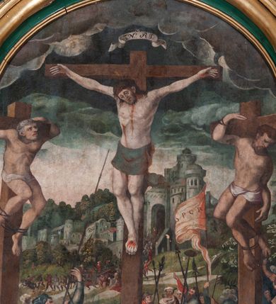 Zdjęcie nr 4: Obraz w kształcie stojącego prostokąta zamkniętego łukiem nadwieszonym ze sceną Ukrzyżowania na pierwszym planie, drogi krzyżowej na drugim i sztafażu architektonicznego w tle. W górnej części, na środku, postać wiszącego na krzyżu Jezusa, z rozpostartymi ramionami, głową opadającą na prawy bark i przybitymi jednym gwoździem stopami. Biodra ma okryte zielonym perizonium, na ciele ślady męki. Nad nim rozwinięta banderola z napisem „I. N. R. I.” Po bokach zwrócone skosem krzyże z wiszącymi postaciami łotrów. Z lewej starszy, siwy mężczyzna, który lewą ręką obejmuje ramię krzyża, prawą ma wykręconą do tyłu, a nogi przywiązane sznurami. Z prawej mężczyzna o ciemnym zaroście, który prawą ręką trzyma belkę krzyża, drugą ma za plecami, a nogi skrzyżowane, przywiązane sznurami. Poniżej, pod krzyżem Jezusa widać obejmującą dolną belkę Marię Magdalenę w zielonej sukni i jasnym płaszczu, a z przodu omdlewającą Marię podtrzymywaną przez kobietę w czepku (Marię?) i św. Jana Ewangelistę. Za nimi siedzący na koniu żołnierz, który przebija bok Chrystusa. Między nimi tłum postaci – mieszkańców i żołnierzy z włóczniami. Powyżej, na drugim planie widoczna grupa wychodzących z bramy miasta niewielkich postaci, a między nimi klęczący, przygnieciony ciężarem krzyża Chrystus. Za nimi górzysty krajobraz i mury Jerozolimy. W górnej partii skłębione, ciemne obłoki. Obraz utrzymany w chłodnej kolorystyce. 