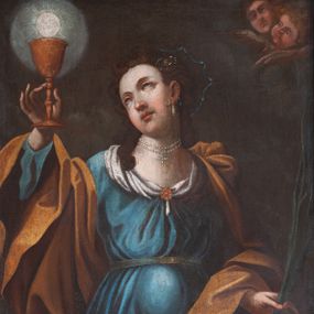 Zdjęcie nr 1: Pole obrazowe w formie stojącego prostokąta, ujęte w złoconą profilowaną ramę. W centrum postać św. Barbary ukazana do kolan, frontalnie, z głową zwróconą w prawo i przechyloną do tyłu, ze wzrokiem skierowanym na kielich z hostią otoczoną glorią trzymany w prawej, uniesionej ręce; w lewej, opuszczonej, gałązka palmy. Twarz pociągła, pełna, o dużych, ciemnych oczach, prostym nosie i szerokich ustach. Na szyi ma sznur korali z zawieszonym krzyżem, w widocznym uchu kolczyk, we włosach ozdobną zapinkę. Święta jest ubrana w niebieską suknię z wywiniętym, białym kołnierzem spiętym broszką z łezką i przewiązaną zielono-złotym paskiem. Na ramiona narzucony ma żółty płaszcz. W prawym górnym rogu dwie uskrzydlone główki anielskie. Tło czarne, jednolite, źródło światła stanowi hostia, silny światłocień. 