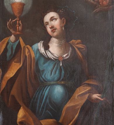 Zdjęcie nr 2: Pole obrazowe w formie stojącego prostokąta, ujęte w złoconą profilowaną ramę. W centrum postać św. Barbary ukazana do kolan, frontalnie, z głową zwróconą w prawo i przechyloną do tyłu, ze wzrokiem skierowanym na kielich z hostią otoczoną glorią trzymany w prawej, uniesionej ręce; w lewej, opuszczonej, gałązka palmy. Twarz pociągła, pełna, o dużych, ciemnych oczach, prostym nosie i szerokich ustach. Na szyi ma sznur korali z zawieszonym krzyżem, w widocznym uchu kolczyk, we włosach ozdobną zapinkę. Święta jest ubrana w niebieską suknię z wywiniętym, białym kołnierzem spiętym broszką z łezką i przewiązaną zielono-złotym paskiem. Na ramiona narzucony ma żółty płaszcz. W prawym górnym rogu dwie uskrzydlone główki anielskie. Tło czarne, jednolite, źródło światła stanowi hostia, silny światłocień. 