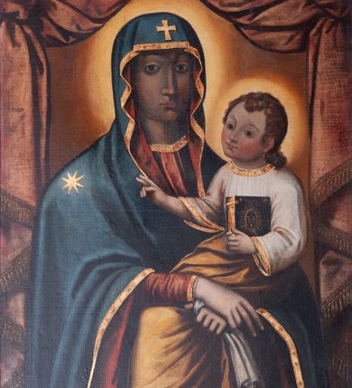 Zdjęcie nr 1: Matka Boska z Dzieciątkiem w typie Matki Boskiej Śnieżnej została ukazana w trzech czwartych, z Dzieciątkiem na lewym ramieniu i skrzyżowanymi dłońmi, w lewej trzyma białą chustę. Maria ma pociągłą twarz o wyrazistych rysach: oczy migdałowate, nos prosty, szeroki, usta niewielkie. Jest ubrana w czerwoną suknię lamowaną pod szyją złotą taśmą; granatowy płaszcz z czerwoną podszewką okrywający głowę i ramiona, z krzyżem na wysokości czoła i ośmioramienną gwiazdą na prawym barku. Dzieciątko zwrócone w prawą stronę, prawą rączkę unosi w geście błogosławieństwa, w lewej trzyma zamkniętą księgę. Owalną twarz o ostrych rysach okalają pukle ciemnych włosów. Dzieciątko jest ubrane w białą sukienkę obwiedzioną pod szyją i przy rękawach złotą taśmą i żółty płaszcz otulający nogi, stopy bose. Wokół głów postaci świetliste nimby. Tło obrazu stanowi bordowa kotara podwieszona w narożach, z frędzlami na dolnych krawędziach opadających kaskadowo; przestrzeń za głowami postaci ciemnobrązowa.  