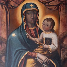 Zdjęcie nr 1: Matka Boska z Dzieciątkiem w typie Matki Boskiej Śnieżnej została ukazana w trzech czwartych, z Dzieciątkiem na lewym ramieniu i skrzyżowanymi dłońmi, w lewej trzyma białą chustę. Maria ma pociągłą twarz o wyrazistych rysach: oczy migdałowate, nos prosty, szeroki, usta niewielkie. Jest ubrana w czerwoną suknię lamowaną pod szyją złotą taśmą; granatowy płaszcz z czerwoną podszewką okrywający głowę i ramiona, z krzyżem na wysokości czoła i ośmioramienną gwiazdą na prawym barku. Dzieciątko zwrócone w prawą stronę, prawą rączkę unosi w geście błogosławieństwa, w lewej trzyma zamkniętą księgę. Owalną twarz o ostrych rysach okalają pukle ciemnych włosów. Dzieciątko jest ubrane w białą sukienkę obwiedzioną pod szyją i przy rękawach złotą taśmą i żółty płaszcz otulający nogi, stopy bose. Wokół głów postaci świetliste nimby. Tło obrazu stanowi bordowa kotara podwieszona w narożach, z frędzlami na dolnych krawędziach opadających kaskadowo; przestrzeń za głowami postaci ciemnobrązowa.  