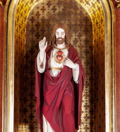 Zdjęcie nr 3: Ołtarz architektoniczny, jednoosiowy, jednokondygnacyjny ze zwieńczeniem, na podwójnym cokole. Mensa prostopadłościenna z antepedium dekorowanym płaskorzeźbionym przedstawieniem baranka Bożego leżącego na księdze i trzymającego krzyż. Na mensie tabernakulum w formie prostopadłościanu na uskokowym cokole. Na ścianie frontowej drzwi w kształcie stojącego prostokąta zamkniętego łukiem pełnym dekorowane kielichem z hostią i ujęte wicią roślinną; kondygnację wieńczy belkowanie oraz krucyfiks. Oś nastawy flankują kolumny i opilastrowane filary o kapitelach kompozytowych, ustawionych ukośnie względem lica ołtarza. W polu środkowym zamknięta półkoliście nisza dekorowana krzyżami, wypełniona rzeźbą Najświętszego Serca Jezusa. U spodu symetrycznie liście akantu. Kolumny dźwigają wyłamane belkowanie, przerwane w partii środkowej, na zewnętrznych podporach woluty, na których posadowiono figurki aniołków. Fantazyjne zwieńczenie w formie zbliżonej do stojącego prostokąta, w którym obraz z przedstawieniem widzenia św. Małgorzaty Marii Alacoque ujęty ramą utworzoną z ornamentu rocaille’owego i wstęgi, zwieńczony muszlą. 
Cokoły podpór dekorowane płycinami, trzony pilastrów ornamentem roślinnym, w partii fryzu rozety. Struktura polichromowana na kolor brązowy, ze złoconą ornamentyką i złoconymi detalami.