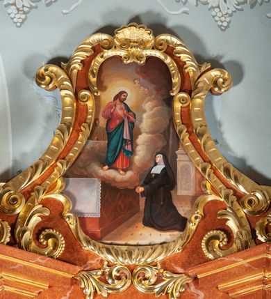 Zdjęcie nr 4: Ołtarz architektoniczny, jednoosiowy, jednokondygnacyjny ze zwieńczeniem, na podwójnym cokole. Mensa prostopadłościenna z antepedium dekorowanym płaskorzeźbionym przedstawieniem baranka Bożego leżącego na księdze i trzymającego krzyż. Na mensie tabernakulum w formie prostopadłościanu na uskokowym cokole. Na ścianie frontowej drzwi w kształcie stojącego prostokąta zamkniętego łukiem pełnym dekorowane kielichem z hostią i ujęte wicią roślinną; kondygnację wieńczy belkowanie oraz krucyfiks. Oś nastawy flankują kolumny i opilastrowane filary o kapitelach kompozytowych, ustawionych ukośnie względem lica ołtarza. W polu środkowym zamknięta półkoliście nisza dekorowana krzyżami, wypełniona rzeźbą Najświętszego Serca Jezusa. U spodu symetrycznie liście akantu. Kolumny dźwigają wyłamane belkowanie, przerwane w partii środkowej, na zewnętrznych podporach woluty, na których posadowiono figurki aniołków. Fantazyjne zwieńczenie w formie zbliżonej do stojącego prostokąta, w którym obraz z przedstawieniem widzenia św. Małgorzaty Marii Alacoque ujęty ramą utworzoną z ornamentu rocaille’owego i wstęgi, zwieńczony muszlą. 
Cokoły podpór dekorowane płycinami, trzony pilastrów ornamentem roślinnym, w partii fryzu rozety. Struktura polichromowana na kolor brązowy, ze złoconą ornamentyką i złoconymi detalami.