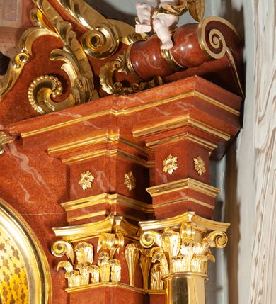 Zdjęcie nr 7: Ołtarz architektoniczny, jednoosiowy, jednokondygnacyjny ze zwieńczeniem, na podwójnym cokole. Mensa prostopadłościenna z antepedium dekorowanym płaskorzeźbionym przedstawieniem baranka Bożego leżącego na księdze i trzymającego krzyż. Na mensie tabernakulum w formie prostopadłościanu na uskokowym cokole. Na ścianie frontowej drzwi w kształcie stojącego prostokąta zamkniętego łukiem pełnym dekorowane kielichem z hostią i ujęte wicią roślinną; kondygnację wieńczy belkowanie oraz krucyfiks. Oś nastawy flankują kolumny i opilastrowane filary o kapitelach kompozytowych, ustawionych ukośnie względem lica ołtarza. W polu środkowym zamknięta półkoliście nisza dekorowana krzyżami, wypełniona rzeźbą Najświętszego Serca Jezusa. U spodu symetrycznie liście akantu. Kolumny dźwigają wyłamane belkowanie, przerwane w partii środkowej, na zewnętrznych podporach woluty, na których posadowiono figurki aniołków. Fantazyjne zwieńczenie w formie zbliżonej do stojącego prostokąta, w którym obraz z przedstawieniem widzenia św. Małgorzaty Marii Alacoque ujęty ramą utworzoną z ornamentu rocaille’owego i wstęgi, zwieńczony muszlą. 
Cokoły podpór dekorowane płycinami, trzony pilastrów ornamentem roślinnym, w partii fryzu rozety. Struktura polichromowana na kolor brązowy, ze złoconą ornamentyką i złoconymi detalami.
