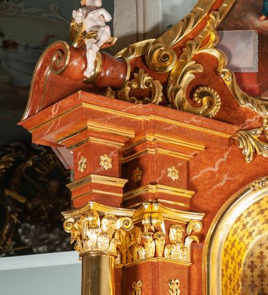 Zdjęcie nr 8: Ołtarz architektoniczny, jednoosiowy, jednokondygnacyjny ze zwieńczeniem, na podwójnym cokole. Mensa prostopadłościenna z antepedium dekorowanym płaskorzeźbionym przedstawieniem baranka Bożego leżącego na księdze i trzymającego krzyż. Na mensie tabernakulum w formie prostopadłościanu na uskokowym cokole. Na ścianie frontowej drzwi w kształcie stojącego prostokąta zamkniętego łukiem pełnym dekorowane kielichem z hostią i ujęte wicią roślinną; kondygnację wieńczy belkowanie oraz krucyfiks. Oś nastawy flankują kolumny i opilastrowane filary o kapitelach kompozytowych, ustawionych ukośnie względem lica ołtarza. W polu środkowym zamknięta półkoliście nisza dekorowana krzyżami, wypełniona rzeźbą Najświętszego Serca Jezusa. U spodu symetrycznie liście akantu. Kolumny dźwigają wyłamane belkowanie, przerwane w partii środkowej, na zewnętrznych podporach woluty, na których posadowiono figurki aniołków. Fantazyjne zwieńczenie w formie zbliżonej do stojącego prostokąta, w którym obraz z przedstawieniem widzenia św. Małgorzaty Marii Alacoque ujęty ramą utworzoną z ornamentu rocaille’owego i wstęgi, zwieńczony muszlą. 
Cokoły podpór dekorowane płycinami, trzony pilastrów ornamentem roślinnym, w partii fryzu rozety. Struktura polichromowana na kolor brązowy, ze złoconą ornamentyką i złoconymi detalami.