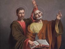 Zdjęcie nr 1: Obraz w formie stojącego prostokąta zamkniętego łukiem odcinkowym. W centrum kompozycji dwie męskie postacie, zwrócone w trzech czwartych w lewo, stojące jedna za drugą. Z przodu św. Szymon z piłą, prawą ręką podtrzymuje księgę, lewą wznosi ku górze, tam też kieruje wzrok. Stojący z tyłu św. Juda palcem prawej ręki wskazuje na księgę, lewą, z krzyżem, unosi ponad nimi. Szymon ubrany jest w żółtą tunikę i brązowy płaszcz, zaś Juda w czerwoną tunikę i zielony płaszcz. Ponad nimi, z jasnożółtych obłoków wyłania się anioł w czerwono-niebieskiej sukni, który trzyma dwie palmy męczeństwa. Święci stoją na boso na ziemi, w lewym dolnym rogu kompozycji, obok stóp św. Judy leży kątownik i strzały. Tło przedstawienia ciemne, rozjaśnia się ku górze. 