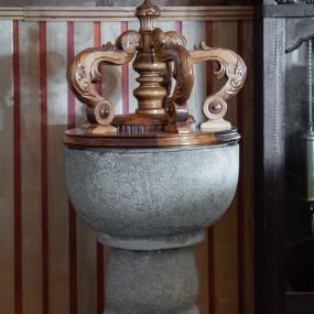 Zdjęcie nr 1: Podstawa na rzucie koła, trzon o przekroju wklęsło-wypukłym, ujęty pierścieniami, czara półkolista. Pokrywa współczesna, drewniana z pięcioma kabłąkami połączonymi trzpieniem zakończonym krzyżem.