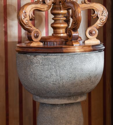 Zdjęcie nr 2: Podstawa na rzucie koła, trzon o przekroju wklęsło-wypukłym, ujęty pierścieniami, czara półkolista. Pokrywa współczesna, drewniana z pięcioma kabłąkami połączonymi trzpieniem zakończonym krzyżem.