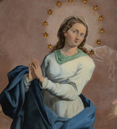 Zdjęcie nr 1: Obraz w kształcie stojącego prostokąta o wklęsłych górnych narożach. W centrum kompozycji ukazana Matka Boska w całej postaci, stojąca na globie ziemskim, prawą stopą depcząca węża, a lewą półksiężyc, w delikatnym kontrapoście, z lewą nogą ugiętą w kolanie, a rękami złożonymi w geście modlitwy, z głową skierowaną w lewo. Twarz Marii owalna, o pełnych i zarumienionych policzkach, z długim nosem, drobnymi ustami i ze wzrokiem zwróconym ku górze. Włosy długie, jasne, falowane, spływające na plecy; wokół głowy wieniec z 12 gwiazd. Matka Boska ubrana jest w długą, białą suknię z długimi rękawami, przewiązaną w talii oraz niebieski płaszcz zarzucony na prawe przedramię i osłaniający dół postaci; na stopach ma założone sandały, a na głowie przejrzysty, rozwiany welon. Półksiężyc zwrócony rogami do góry, wąż ukazany z jabłkiem w pysku. Tło ciemne, w szarości, w dolnej partii kłęby szarych chmur. Po bokach obrazu uskrzydlone aniołki. Kolorystyka przygaszona, pastelowa. Dominantą kolorystyczną jest błękitny płaszcz, o miękkim modelunku. Gwiazdy w formie złoconych aplikacji. Rama drewniana, profilowana, złocona i srebrzona.
