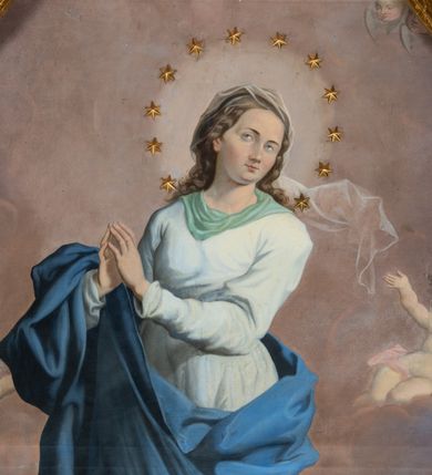Zdjęcie nr 3: Obraz w kształcie stojącego prostokąta o wklęsłych górnych narożach. W centrum kompozycji ukazana Matka Boska w całej postaci, stojąca na globie ziemskim, prawą stopą depcząca węża, a lewą półksiężyc, w delikatnym kontrapoście, z lewą nogą ugiętą w kolanie, a rękami złożonymi w geście modlitwy, z głową skierowaną w lewo. Twarz Marii owalna, o pełnych i zarumienionych policzkach, z długim nosem, drobnymi ustami i ze wzrokiem zwróconym ku górze. Włosy długie, jasne, falowane, spływające na plecy; wokół głowy wieniec z 12 gwiazd. Matka Boska ubrana jest w długą, białą suknię z długimi rękawami, przewiązaną w talii oraz niebieski płaszcz zarzucony na prawe przedramię i osłaniający dół postaci; na stopach ma założone sandały, a na głowie przejrzysty, rozwiany welon. Półksiężyc zwrócony rogami do góry, wąż ukazany z jabłkiem w pysku. Tło ciemne, w szarości, w dolnej partii kłęby szarych chmur. Po bokach obrazu uskrzydlone aniołki. Kolorystyka przygaszona, pastelowa. Dominantą kolorystyczną jest błękitny płaszcz, o miękkim modelunku. Gwiazdy w formie złoconych aplikacji. Rama drewniana, profilowana, złocona i srebrzona.
