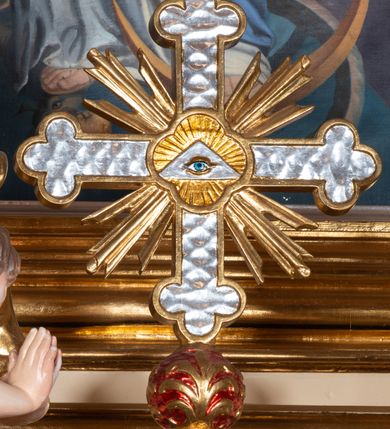 Zdjęcie nr 5: Nastawa ołtarzowa architektoniczna, jednoosiowa z bramkami, jednokondygnacyjna. Ołtarz drewniany, prostopadłościenny. Mensa drewniana z silnie wysuniętym, profilowanym brzegiem. Antependium ujęte grubą ramą, w polu obraz w formie wydłużonego, leżącego prostokąta z przedstawieniem Chrztu Chrystusa. 
Tabernakulum w formie dużej, prostopadłościennej skrzynki ujętej w przednich narożach pilastrami dźwigającymi profilowany, trójbocznie wyłamany gzyms, dekorowany u spodu kostkowaniem i uskrzydloną główką anielską u szczytu. Drzwiczki w formie stojącego prostokąta zamkniętego łukiem półkolistym, ujęte opaską i rzeźbioną ramą; w polu medalion w glorii promienistej z płaskorzeźbioną postacią Dzieciątka na obłoku. Drzwiczki ujęte podwieszonymi na wstędze festonami utworzonymi z winnego grona, kłosów zbóż i kampanuli. Tabernakulum flankowane uszami z karbowanych wolut i liści palmowych; zwieńczone cokołem, na którym stoi równoramienny krzyż o trójlistnym zakończeniu ramion, na ich skrzyżowaniu medalion z Okiem Opatrzności w glorii. Na gzymsie, na osi pilastrów dwie klęczące figury adorujących aniołów. Przed tabernakulum druga para klęczących aniołów trzymających kwieciste girlandy.

Retabulum na wysokim cokole zryzalitowanym przy brzegach; ujęte parą zwielokrotnionych pilastrów o kanelowanych trzonach i stojącą przed nimi parą kolumn o kapitelach kompozytowych. Podpory dźwigają pełne belkowanie, wyłamane na ich osi, przerwane glorią nad polem środkowym oraz przerwany falisty przyczółek. W polu środkowym płytka nisza w formie stojącego prostokąta o wklęsłych górnych narożach, ujęta profilowaną ramą z obrazem Święta Rodzina. Na zasuwie obrazy: Mistyczne Zaślubiny Św. Katarzyny oraz  Najświętsza Maria Panna Niepokalanie Poczęta. W polu belkowania gloria promienista, w której centrum rzeźbione przedstawienie Baranka Apokaliptycznego na księdze, w otoczeniu obłoków, nad nim Gołębica Ducha Świętego; u spodu flankowana dwoma rzeźbami puttów. Bramki z przejściami w formie stojącego prostokąta zamkniętego łukiem półkolistym nadwieszonym, ujęte profilowanymi ramami. Ponad szczyty o fantazyjnym wykroju, tworzące postumenty dla figur św. Augustyna po lewej stronie i św. Hieronima po prawej. Cokół i ryzality dekorowane płycinami, od frontu z ornamentem roślinnym. Rama dekorowana trzema muszlami; w przyłuczach uskrzydlone główki anielskie. W partii fryzu, na osi kolumn rozety. Kondygnacja ujęta uszami utworzonymi z suchego akantu. Struktura polichromowana w kolorze beżowym, detal na czerwono, kolumny, gloria, ornamentyka i profile złocone.