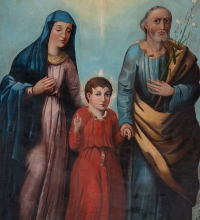 Zdjęcie nr 2: Nastawa ołtarzowa architektoniczna, jednoosiowa z bramkami, jednokondygnacyjna. Ołtarz drewniany, prostopadłościenny. Mensa drewniana z silnie wysuniętym, profilowanym brzegiem. Antependium ujęte grubą ramą, w polu obraz w formie wydłużonego, leżącego prostokąta z przedstawieniem Chrztu Chrystusa. 
Tabernakulum w formie dużej, prostopadłościennej skrzynki ujętej w przednich narożach pilastrami dźwigającymi profilowany, trójbocznie wyłamany gzyms, dekorowany u spodu kostkowaniem i uskrzydloną główką anielską u szczytu. Drzwiczki w formie stojącego prostokąta zamkniętego łukiem półkolistym, ujęte opaską i rzeźbioną ramą; w polu medalion w glorii promienistej z płaskorzeźbioną postacią Dzieciątka na obłoku. Drzwiczki ujęte podwieszonymi na wstędze festonami utworzonymi z winnego grona, kłosów zbóż i kampanuli. Tabernakulum flankowane uszami z karbowanych wolut i liści palmowych; zwieńczone cokołem, na którym stoi równoramienny krzyż o trójlistnym zakończeniu ramion, na ich skrzyżowaniu medalion z Okiem Opatrzności w glorii. Na gzymsie, na osi pilastrów dwie klęczące figury adorujących aniołów. Przed tabernakulum druga para klęczących aniołów trzymających kwieciste girlandy.

Retabulum na wysokim cokole zryzalitowanym przy brzegach; ujęte parą zwielokrotnionych pilastrów o kanelowanych trzonach i stojącą przed nimi parą kolumn o kapitelach kompozytowych. Podpory dźwigają pełne belkowanie, wyłamane na ich osi, przerwane glorią nad polem środkowym oraz przerwany falisty przyczółek. W polu środkowym płytka nisza w formie stojącego prostokąta o wklęsłych górnych narożach, ujęta profilowaną ramą z obrazem Święta Rodzina. Na zasuwie obrazy: Mistyczne Zaślubiny Św. Katarzyny oraz  Najświętsza Maria Panna Niepokalanie Poczęta. W polu belkowania gloria promienista, w której centrum rzeźbione przedstawienie Baranka Apokaliptycznego na księdze, w otoczeniu obłoków, nad nim Gołębica Ducha Świętego; u spodu flankowana dwoma rzeźbami puttów. Bramki z przejściami w formie stojącego prostokąta zamkniętego łukiem półkolistym nadwieszonym, ujęte profilowanymi ramami. Ponad szczyty o fantazyjnym wykroju, tworzące postumenty dla figur św. Augustyna po lewej stronie i św. Hieronima po prawej. Cokół i ryzality dekorowane płycinami, od frontu z ornamentem roślinnym. Rama dekorowana trzema muszlami; w przyłuczach uskrzydlone główki anielskie. W partii fryzu, na osi kolumn rozety. Kondygnacja ujęta uszami utworzonymi z suchego akantu. Struktura polichromowana w kolorze beżowym, detal na czerwono, kolumny, gloria, ornamentyka i profile złocone.