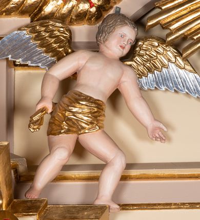 Zdjęcie nr 7: Nastawa ołtarzowa architektoniczna, jednoosiowa z bramkami, jednokondygnacyjna. Ołtarz drewniany, prostopadłościenny. Mensa drewniana z silnie wysuniętym, profilowanym brzegiem. Antependium ujęte grubą ramą, w polu obraz w formie wydłużonego, leżącego prostokąta z przedstawieniem Chrztu Chrystusa. 
Tabernakulum w formie dużej, prostopadłościennej skrzynki ujętej w przednich narożach pilastrami dźwigającymi profilowany, trójbocznie wyłamany gzyms, dekorowany u spodu kostkowaniem i uskrzydloną główką anielską u szczytu. Drzwiczki w formie stojącego prostokąta zamkniętego łukiem półkolistym, ujęte opaską i rzeźbioną ramą; w polu medalion w glorii promienistej z płaskorzeźbioną postacią Dzieciątka na obłoku. Drzwiczki ujęte podwieszonymi na wstędze festonami utworzonymi z winnego grona, kłosów zbóż i kampanuli. Tabernakulum flankowane uszami z karbowanych wolut i liści palmowych; zwieńczone cokołem, na którym stoi równoramienny krzyż o trójlistnym zakończeniu ramion, na ich skrzyżowaniu medalion z Okiem Opatrzności w glorii. Na gzymsie, na osi pilastrów dwie klęczące figury adorujących aniołów. Przed tabernakulum druga para klęczących aniołów trzymających kwieciste girlandy.

Retabulum na wysokim cokole zryzalitowanym przy brzegach; ujęte parą zwielokrotnionych pilastrów o kanelowanych trzonach i stojącą przed nimi parą kolumn o kapitelach kompozytowych. Podpory dźwigają pełne belkowanie, wyłamane na ich osi, przerwane glorią nad polem środkowym oraz przerwany falisty przyczółek. W polu środkowym płytka nisza w formie stojącego prostokąta o wklęsłych górnych narożach, ujęta profilowaną ramą z obrazem Święta Rodzina. Na zasuwie obrazy: Mistyczne Zaślubiny Św. Katarzyny oraz  Najświętsza Maria Panna Niepokalanie Poczęta. W polu belkowania gloria promienista, w której centrum rzeźbione przedstawienie Baranka Apokaliptycznego na księdze, w otoczeniu obłoków, nad nim Gołębica Ducha Świętego; u spodu flankowana dwoma rzeźbami puttów. Bramki z przejściami w formie stojącego prostokąta zamkniętego łukiem półkolistym nadwieszonym, ujęte profilowanymi ramami. Ponad szczyty o fantazyjnym wykroju, tworzące postumenty dla figur św. Augustyna po lewej stronie i św. Hieronima po prawej. Cokół i ryzality dekorowane płycinami, od frontu z ornamentem roślinnym. Rama dekorowana trzema muszlami; w przyłuczach uskrzydlone główki anielskie. W partii fryzu, na osi kolumn rozety. Kondygnacja ujęta uszami utworzonymi z suchego akantu. Struktura polichromowana w kolorze beżowym, detal na czerwono, kolumny, gloria, ornamentyka i profile złocone.