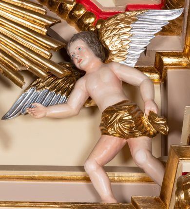 Zdjęcie nr 8: Nastawa ołtarzowa architektoniczna, jednoosiowa z bramkami, jednokondygnacyjna. Ołtarz drewniany, prostopadłościenny. Mensa drewniana z silnie wysuniętym, profilowanym brzegiem. Antependium ujęte grubą ramą, w polu obraz w formie wydłużonego, leżącego prostokąta z przedstawieniem Chrztu Chrystusa. 
Tabernakulum w formie dużej, prostopadłościennej skrzynki ujętej w przednich narożach pilastrami dźwigającymi profilowany, trójbocznie wyłamany gzyms, dekorowany u spodu kostkowaniem i uskrzydloną główką anielską u szczytu. Drzwiczki w formie stojącego prostokąta zamkniętego łukiem półkolistym, ujęte opaską i rzeźbioną ramą; w polu medalion w glorii promienistej z płaskorzeźbioną postacią Dzieciątka na obłoku. Drzwiczki ujęte podwieszonymi na wstędze festonami utworzonymi z winnego grona, kłosów zbóż i kampanuli. Tabernakulum flankowane uszami z karbowanych wolut i liści palmowych; zwieńczone cokołem, na którym stoi równoramienny krzyż o trójlistnym zakończeniu ramion, na ich skrzyżowaniu medalion z Okiem Opatrzności w glorii. Na gzymsie, na osi pilastrów dwie klęczące figury adorujących aniołów. Przed tabernakulum druga para klęczących aniołów trzymających kwieciste girlandy.

Retabulum na wysokim cokole zryzalitowanym przy brzegach; ujęte parą zwielokrotnionych pilastrów o kanelowanych trzonach i stojącą przed nimi parą kolumn o kapitelach kompozytowych. Podpory dźwigają pełne belkowanie, wyłamane na ich osi, przerwane glorią nad polem środkowym oraz przerwany falisty przyczółek. W polu środkowym płytka nisza w formie stojącego prostokąta o wklęsłych górnych narożach, ujęta profilowaną ramą z obrazem Święta Rodzina. Na zasuwie obrazy: Mistyczne Zaślubiny Św. Katarzyny oraz  Najświętsza Maria Panna Niepokalanie Poczęta. W polu belkowania gloria promienista, w której centrum rzeźbione przedstawienie Baranka Apokaliptycznego na księdze, w otoczeniu obłoków, nad nim Gołębica Ducha Świętego; u spodu flankowana dwoma rzeźbami puttów. Bramki z przejściami w formie stojącego prostokąta zamkniętego łukiem półkolistym nadwieszonym, ujęte profilowanymi ramami. Ponad szczyty o fantazyjnym wykroju, tworzące postumenty dla figur św. Augustyna po lewej stronie i św. Hieronima po prawej. Cokół i ryzality dekorowane płycinami, od frontu z ornamentem roślinnym. Rama dekorowana trzema muszlami; w przyłuczach uskrzydlone główki anielskie. W partii fryzu, na osi kolumn rozety. Kondygnacja ujęta uszami utworzonymi z suchego akantu. Struktura polichromowana w kolorze beżowym, detal na czerwono, kolumny, gloria, ornamentyka i profile złocone.