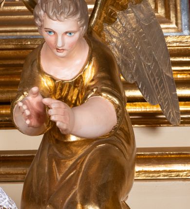 Zdjęcie nr 11: Nastawa ołtarzowa architektoniczna, jednoosiowa z bramkami, jednokondygnacyjna. Ołtarz drewniany, prostopadłościenny. Mensa drewniana z silnie wysuniętym, profilowanym brzegiem. Antependium ujęte grubą ramą, w polu obraz w formie wydłużonego, leżącego prostokąta z przedstawieniem Chrztu Chrystusa. 
Tabernakulum w formie dużej, prostopadłościennej skrzynki ujętej w przednich narożach pilastrami dźwigającymi profilowany, trójbocznie wyłamany gzyms, dekorowany u spodu kostkowaniem i uskrzydloną główką anielską u szczytu. Drzwiczki w formie stojącego prostokąta zamkniętego łukiem półkolistym, ujęte opaską i rzeźbioną ramą; w polu medalion w glorii promienistej z płaskorzeźbioną postacią Dzieciątka na obłoku. Drzwiczki ujęte podwieszonymi na wstędze festonami utworzonymi z winnego grona, kłosów zbóż i kampanuli. Tabernakulum flankowane uszami z karbowanych wolut i liści palmowych; zwieńczone cokołem, na którym stoi równoramienny krzyż o trójlistnym zakończeniu ramion, na ich skrzyżowaniu medalion z Okiem Opatrzności w glorii. Na gzymsie, na osi pilastrów dwie klęczące figury adorujących aniołów. Przed tabernakulum druga para klęczących aniołów trzymających kwieciste girlandy.

Retabulum na wysokim cokole zryzalitowanym przy brzegach; ujęte parą zwielokrotnionych pilastrów o kanelowanych trzonach i stojącą przed nimi parą kolumn o kapitelach kompozytowych. Podpory dźwigają pełne belkowanie, wyłamane na ich osi, przerwane glorią nad polem środkowym oraz przerwany falisty przyczółek. W polu środkowym płytka nisza w formie stojącego prostokąta o wklęsłych górnych narożach, ujęta profilowaną ramą z obrazem Święta Rodzina. Na zasuwie obrazy: Mistyczne Zaślubiny Św. Katarzyny oraz  Najświętsza Maria Panna Niepokalanie Poczęta. W polu belkowania gloria promienista, w której centrum rzeźbione przedstawienie Baranka Apokaliptycznego na księdze, w otoczeniu obłoków, nad nim Gołębica Ducha Świętego; u spodu flankowana dwoma rzeźbami puttów. Bramki z przejściami w formie stojącego prostokąta zamkniętego łukiem półkolistym nadwieszonym, ujęte profilowanymi ramami. Ponad szczyty o fantazyjnym wykroju, tworzące postumenty dla figur św. Augustyna po lewej stronie i św. Hieronima po prawej. Cokół i ryzality dekorowane płycinami, od frontu z ornamentem roślinnym. Rama dekorowana trzema muszlami; w przyłuczach uskrzydlone główki anielskie. W partii fryzu, na osi kolumn rozety. Kondygnacja ujęta uszami utworzonymi z suchego akantu. Struktura polichromowana w kolorze beżowym, detal na czerwono, kolumny, gloria, ornamentyka i profile złocone.