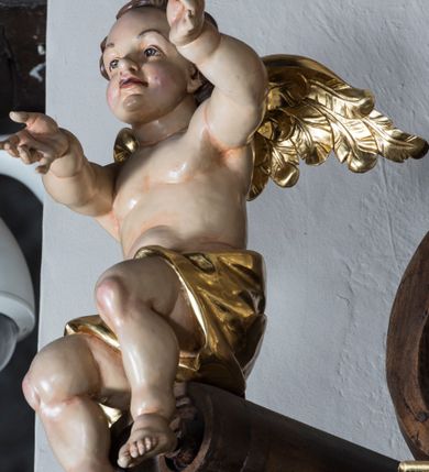 Zdjęcie nr 5: Ołtarz boczny, ustawiony w południowo-wschodnim narożu korpus, jest architektoniczny, jednokondygnacyjny, jednoosiowy ze zwieńczeniem. Sam ołtarz z prostą mensą jest prostopadłościenny. Retabulum zostało zbudowane na zdwojonym cokole, ustawionym ukośnie, z filarami opiętymi z trzech stron pilastrami kompozytowymi podtrzymującymi belkowanie o znacznie wysuniętym gzymsie. Zwieńczenie jest w kształcie stojącego prostokąta ujętego ukośnie dostawionymi spływami wolutowymi dźwigającymi odcinki belkowania z silnie wyłamanym ku przodowi gzymsem z muszlą palmetową pośrodku. Na cokołach i w partii fryzu znajdują się wstęgi ornamentu regencyjnego z listkami i rozetami, a w zwieńczeniu kampanule podwieszone pod listkami akantu. W części środkowej wnęka ujęta w profilowaną ramę, prostokątną, z uszkami u dołu, zakończoną trójliściem, w której jest umieszczony obraz Matki Boskiej z Dzieciątkiem (na zasuwie obraz z przedstawieniem św. Józefa); nad ramą para uskrzydlonych aniołków podtrzymujących koronę otwartą z wydatnymi fleuronami. Na belkowaniu siedzą uskrzydlone aniołki, przepasane opaską na biodrach, z narzędziami Męki Pańskiej w rękach. W zwieńczeniu o formie prostokąta zamkniętego łukiem półkolistym, nadwieszonym, w profilowanej ramie, znajduje się obraz ukazujący św. Marię Magdalenę. Ołtarz polichromowany na ciemny brąz, z filarami i pilastrami imitującymi marmoryzację, ze złoconymi ornamentami i profilami; figury aniołów z naturalną karnacją, ze złoconymi skrzydłami. Polichromia ołtarza w tonacji brązowej i zielonej ze złoceniami. 



