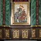 Zdjęcie nr 1: Ołtarz boczny, ustawiony w południowo-wschodnim narożu korpus, jest architektoniczny, jednokondygnacyjny, jednoosiowy ze zwieńczeniem. Sam ołtarz z prostą mensą jest prostopadłościenny. Retabulum zostało zbudowane na zdwojonym cokole, ustawionym ukośnie, z filarami opiętymi z trzech stron pilastrami kompozytowymi podtrzymującymi belkowanie o znacznie wysuniętym gzymsie. Zwieńczenie jest w kształcie stojącego prostokąta ujętego ukośnie dostawionymi spływami wolutowymi dźwigającymi odcinki belkowania z silnie wyłamanym ku przodowi gzymsem z muszlą palmetową pośrodku. Na cokołach i w partii fryzu znajdują się wstęgi ornamentu regencyjnego z listkami i rozetami, a w zwieńczeniu kampanule podwieszone pod listkami akantu. W części środkowej wnęka ujęta w profilowaną ramę, prostokątną, z uszkami u dołu, zakończoną trójliściem, w której jest umieszczony obraz Matki Boskiej z Dzieciątkiem (na zasuwie obraz z przedstawieniem św. Józefa); nad ramą para uskrzydlonych aniołków podtrzymujących koronę otwartą z wydatnymi fleuronami. Na belkowaniu siedzą uskrzydlone aniołki, przepasane opaską na biodrach, z narzędziami Męki Pańskiej w rękach. W zwieńczeniu o formie prostokąta zamkniętego łukiem półkolistym, nadwieszonym, w profilowanej ramie, znajduje się obraz ukazujący św. Marię Magdalenę. Ołtarz polichromowany na ciemny brąz, z filarami i pilastrami imitującymi marmoryzację, ze złoconymi ornamentami i profilami; figury aniołów z naturalną karnacją, ze złoconymi skrzydłami. Polichromia ołtarza w tonacji brązowej i zielonej ze złoceniami. 



