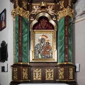 Zdjęcie nr 1: Ołtarz boczny, ustawiony w południowo-wschodnim narożu korpus, jest architektoniczny, jednokondygnacyjny, jednoosiowy ze zwieńczeniem. Sam ołtarz z prostą mensą jest prostopadłościenny. Retabulum zostało zbudowane na zdwojonym cokole, ustawionym ukośnie, z filarami opiętymi z trzech stron pilastrami kompozytowymi podtrzymującymi belkowanie o znacznie wysuniętym gzymsie. Zwieńczenie jest w kształcie stojącego prostokąta ujętego ukośnie dostawionymi spływami wolutowymi dźwigającymi odcinki belkowania z silnie wyłamanym ku przodowi gzymsem z muszlą palmetową pośrodku. Na cokołach i w partii fryzu znajdują się wstęgi ornamentu regencyjnego z listkami i rozetami, a w zwieńczeniu kampanule podwieszone pod listkami akantu. W części środkowej wnęka ujęta w profilowaną ramę, prostokątną, z uszkami u dołu, zakończoną trójliściem, w której jest umieszczony obraz Matki Boskiej z Dzieciątkiem (na zasuwie obraz z przedstawieniem św. Józefa); nad ramą para uskrzydlonych aniołków podtrzymujących koronę otwartą z wydatnymi fleuronami. Na belkowaniu siedzą uskrzydlone aniołki, przepasane opaską na biodrach, z narzędziami Męki Pańskiej w rękach. W zwieńczeniu o formie prostokąta zamkniętego łukiem półkolistym, nadwieszonym, w profilowanej ramie, znajduje się obraz ukazujący św. Marię Magdalenę. Ołtarz polichromowany na ciemny brąz, z filarami i pilastrami imitującymi marmoryzację, ze złoconymi ornamentami i profilami; figury aniołów z naturalną karnacją, ze złoconymi skrzydłami. Polichromia ołtarza w tonacji brązowej i zielonej ze złoceniami. 



