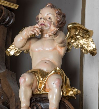 Zdjęcie nr 3: Ołtarz boczny, ustawiony w południowo-wschodnim narożu korpus, jest architektoniczny, jednokondygnacyjny, jednoosiowy ze zwieńczeniem. Sam ołtarz z prostą mensą jest prostopadłościenny. Retabulum zostało zbudowane na zdwojonym cokole, ustawionym ukośnie, z filarami opiętymi z trzech stron pilastrami kompozytowymi podtrzymującymi belkowanie o znacznie wysuniętym gzymsie. Zwieńczenie jest w kształcie stojącego prostokąta ujętego ukośnie dostawionymi spływami wolutowymi dźwigającymi odcinki belkowania z silnie wyłamanym ku przodowi gzymsem z muszlą palmetową pośrodku. Na cokołach i w partii fryzu znajdują się wstęgi ornamentu regencyjnego z listkami i rozetami, a w zwieńczeniu kampanule podwieszone pod listkami akantu. W części środkowej wnęka ujęta w profilowaną ramę, prostokątną, z uszkami u dołu, zakończoną trójliściem, w której jest umieszczony obraz Matki Boskiej z Dzieciątkiem (na zasuwie obraz z przedstawieniem św. Józefa); nad ramą para uskrzydlonych aniołków podtrzymujących koronę otwartą z wydatnymi fleuronami. Na belkowaniu siedzą uskrzydlone aniołki, przepasane opaską na biodrach, z narzędziami Męki Pańskiej w rękach. W zwieńczeniu o formie prostokąta zamkniętego łukiem półkolistym, nadwieszonym, w profilowanej ramie, znajduje się obraz ukazujący św. Marię Magdalenę. Ołtarz polichromowany na ciemny brąz, z filarami i pilastrami imitującymi marmoryzację, ze złoconymi ornamentami i profilami; figury aniołów z naturalną karnacją, ze złoconymi skrzydłami. Polichromia ołtarza w tonacji brązowej i zielonej ze złoceniami. 



