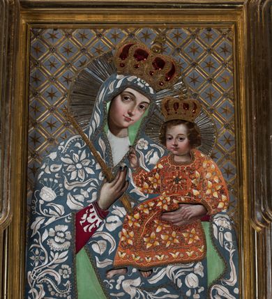 Zdjęcie nr 2: Ołtarz boczny, ustawiony w południowo-wschodnim narożu korpus, jest architektoniczny, jednokondygnacyjny, jednoosiowy ze zwieńczeniem. Sam ołtarz z prostą mensą jest prostopadłościenny. Retabulum zostało zbudowane na zdwojonym cokole, ustawionym ukośnie, z filarami opiętymi z trzech stron pilastrami kompozytowymi podtrzymującymi belkowanie o znacznie wysuniętym gzymsie. Zwieńczenie jest w kształcie stojącego prostokąta ujętego ukośnie dostawionymi spływami wolutowymi dźwigającymi odcinki belkowania z silnie wyłamanym ku przodowi gzymsem z muszlą palmetową pośrodku. Na cokołach i w partii fryzu znajdują się wstęgi ornamentu regencyjnego z listkami i rozetami, a w zwieńczeniu kampanule podwieszone pod listkami akantu. W części środkowej wnęka ujęta w profilowaną ramę, prostokątną, z uszkami u dołu, zakończoną trójliściem, w której jest umieszczony obraz Matki Boskiej z Dzieciątkiem (na zasuwie obraz z przedstawieniem św. Józefa); nad ramą para uskrzydlonych aniołków podtrzymujących koronę otwartą z wydatnymi fleuronami. Na belkowaniu siedzą uskrzydlone aniołki, przepasane opaską na biodrach, z narzędziami Męki Pańskiej w rękach. W zwieńczeniu o formie prostokąta zamkniętego łukiem półkolistym, nadwieszonym, w profilowanej ramie, znajduje się obraz ukazujący św. Marię Magdalenę. Ołtarz polichromowany na ciemny brąz, z filarami i pilastrami imitującymi marmoryzację, ze złoconymi ornamentami i profilami; figury aniołów z naturalną karnacją, ze złoconymi skrzydłami. Polichromia ołtarza w tonacji brązowej i zielonej ze złoceniami. 



