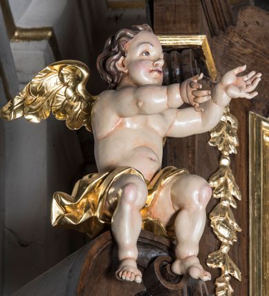 Zdjęcie nr 4: Ołtarz boczny, ustawiony w południowo-wschodnim narożu korpus, jest architektoniczny, jednokondygnacyjny, jednoosiowy ze zwieńczeniem. Sam ołtarz z prostą mensą jest prostopadłościenny. Retabulum zostało zbudowane na zdwojonym cokole, ustawionym ukośnie, z filarami opiętymi z trzech stron pilastrami kompozytowymi podtrzymującymi belkowanie o znacznie wysuniętym gzymsie. Zwieńczenie jest w kształcie stojącego prostokąta ujętego ukośnie dostawionymi spływami wolutowymi dźwigającymi odcinki belkowania z silnie wyłamanym ku przodowi gzymsem z muszlą palmetową pośrodku. Na cokołach i w partii fryzu znajdują się wstęgi ornamentu regencyjnego z listkami i rozetami, a w zwieńczeniu kampanule podwieszone pod listkami akantu. W części środkowej wnęka ujęta w profilowaną ramę, prostokątną, z uszkami u dołu, zakończoną trójliściem, w której jest umieszczony obraz Matki Boskiej z Dzieciątkiem (na zasuwie obraz z przedstawieniem św. Józefa); nad ramą para uskrzydlonych aniołków podtrzymujących koronę otwartą z wydatnymi fleuronami. Na belkowaniu siedzą uskrzydlone aniołki, przepasane opaską na biodrach, z narzędziami Męki Pańskiej w rękach. W zwieńczeniu o formie prostokąta zamkniętego łukiem półkolistym, nadwieszonym, w profilowanej ramie, znajduje się obraz ukazujący św. Marię Magdalenę. Ołtarz polichromowany na ciemny brąz, z filarami i pilastrami imitującymi marmoryzację, ze złoconymi ornamentami i profilami; figury aniołów z naturalną karnacją, ze złoconymi skrzydłami. Polichromia ołtarza w tonacji brązowej i zielonej ze złoceniami. 



