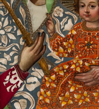 Zdjęcie nr 1: Obraz umieszczony jest w centralnej części południowego ołtarza, w prostokątnej niszy zamkniętej łukiem półkolistym. Ma kształt stojącego prostokąta, umieszczonego w profilowanej ramie. Przedstawia Matkę Boską z Dzieciątkiem siedzącym na jej ramieniu. Maria ukazana jest frontalnie, do pasa, z lekko pochyloną w lewo głową i berłem w prawej dłoni. Jej twarz jest owalna, o wyrazistych rysach, oczy duże, o wykroju migdałowym, ponad nimi brwi zarysowane gładkim łukiem. Nos prosty, usta pełne, ale niewielkie. Cera jasna, lekko zaróżowiona na policzkach. Madonna ubrana jest w biało-czerwoną haftowaną suknię i błękitny płaszcz zarzucony na głowę, pokryty motywami białych kwiatów i liści. Jezusa, którego okrągłą, pełną twarz okalają ułożone w miękkie fale włosy koloru brązowego, wyróżniają duże, migdałowe oczy, niewielki nos i drobne usta. Jest ubrany w pomarańczową suknię, na której wyhaftowane są biało-żółte kwiaty i wijące się brązowe wstęgi. Dzieciątko unosi prawą rączkę w geście błogosławieństwa, lewą dotyka dłoni matki. Na głowach Marii i Jezusa znajdują się zamknięte korony zwieńczone krzyżem, a wokół nich wytłaczane, srebrzyste nimby promieniste. Tło obrazu wykonane jest z metalowej blachy, zdobione srebrną kratką ułożoną pod kątem, ze złotymi gwiazdkami i rozetami w polach.
