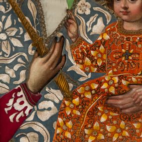 Zdjęcie nr 1: Obraz umieszczony jest w centralnej części południowego ołtarza, w prostokątnej niszy zamkniętej łukiem półkolistym. Ma kształt stojącego prostokąta, umieszczonego w profilowanej ramie. Przedstawia Matkę Boską z Dzieciątkiem siedzącym na jej ramieniu. Maria ukazana jest frontalnie, do pasa, z lekko pochyloną w lewo głową i berłem w prawej dłoni. Jej twarz jest owalna, o wyrazistych rysach, oczy duże, o wykroju migdałowym, ponad nimi brwi zarysowane gładkim łukiem. Nos prosty, usta pełne, ale niewielkie. Cera jasna, lekko zaróżowiona na policzkach. Madonna ubrana jest w biało-czerwoną haftowaną suknię i błękitny płaszcz zarzucony na głowę, pokryty motywami białych kwiatów i liści. Jezusa, którego okrągłą, pełną twarz okalają ułożone w miękkie fale włosy koloru brązowego, wyróżniają duże, migdałowe oczy, niewielki nos i drobne usta. Jest ubrany w pomarańczową suknię, na której wyhaftowane są biało-żółte kwiaty i wijące się brązowe wstęgi. Dzieciątko unosi prawą rączkę w geście błogosławieństwa, lewą dotyka dłoni matki. Na głowach Marii i Jezusa znajdują się zamknięte korony zwieńczone krzyżem, a wokół nich wytłaczane, srebrzyste nimby promieniste. Tło obrazu wykonane jest z metalowej blachy, zdobione srebrną kratką ułożoną pod kątem, ze złotymi gwiazdkami i rozetami w polach.
