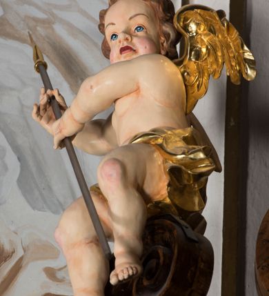 Zdjęcie nr 10: Ołtarz boczny, ustawiony w północno-wschodnim narożu korpus, jest architektoniczny, jednokondygnacyjny, jednoosiowy ze zwieńczeniem. Sam ołtarz z prostą mensą jest prostopadłościenny. Retabulum zostało zbudowane na zdwojonym cokole, ustawionym ukośnie, z filarami opiętymi z trzech stron pilastrami kompozytowymi podtrzymującymi belkowanie o znacznie wysuniętym gzymsie. Zwieńczenie jest w kształcie stojącego prostokąta ujętego ukośnie dostawionymi spływami wolutowymi dźwigającymi odcinki belkowania z silnie wyłamanym ku przodowi gzymsem z muszlą palmetową pośrodku. Na cokołach i w partii fryzu znajdują się wstęgi ornamentu regencyjnego z listkami i rozetami, a w zwieńczeniu kampanule podwieszone pod listkami akantu. W części środkowej wnęka ujęta w profilowaną ramę, prostokątną, z uszkami u dołu, zakończoną trójliściem, w której jest umieszczony obraz Chrystusa na krzyżu (na zasuwie obraz św. Antoniego Padewskiego); nad ramą para uskrzydlonych aniołków podtrzymujących koronę cierniową. Na belkowaniu siedzą uskrzydlone aniołki, przepasane opaską na biodrach, z narzędziami Męki Pańskiej w rękach. W zwieńczeniu o formie prostokąta zamkniętego łukiem półkolistym, nadwieszonym, w profilowanej ramie, znajduje się obraz ukazujący scenę z drogi krzyżowej – klęczącego Chrystusa pod krzyżem z Marią. Ołtarz polichromowany na ciemny brąz, z filarami i pilastrami imitującymi marmoryzację, ze złoconymi ornamentami i profilami; figury aniołów z naturalną karnacją, ze złoconymi skrzydłami. Polichromia ołtarza w tonacji brązowej i zielonej ze złoceniami. 

