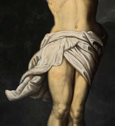 Zdjęcie nr 6: Ołtarz boczny, ustawiony w północno-wschodnim narożu korpus, jest architektoniczny, jednokondygnacyjny, jednoosiowy ze zwieńczeniem. Sam ołtarz z prostą mensą jest prostopadłościenny. Retabulum zostało zbudowane na zdwojonym cokole, ustawionym ukośnie, z filarami opiętymi z trzech stron pilastrami kompozytowymi podtrzymującymi belkowanie o znacznie wysuniętym gzymsie. Zwieńczenie jest w kształcie stojącego prostokąta ujętego ukośnie dostawionymi spływami wolutowymi dźwigającymi odcinki belkowania z silnie wyłamanym ku przodowi gzymsem z muszlą palmetową pośrodku. Na cokołach i w partii fryzu znajdują się wstęgi ornamentu regencyjnego z listkami i rozetami, a w zwieńczeniu kampanule podwieszone pod listkami akantu. W części środkowej wnęka ujęta w profilowaną ramę, prostokątną, z uszkami u dołu, zakończoną trójliściem, w której jest umieszczony obraz Chrystusa na krzyżu (na zasuwie obraz św. Antoniego Padewskiego); nad ramą para uskrzydlonych aniołków podtrzymujących koronę cierniową. Na belkowaniu siedzą uskrzydlone aniołki, przepasane opaską na biodrach, z narzędziami Męki Pańskiej w rękach. W zwieńczeniu o formie prostokąta zamkniętego łukiem półkolistym, nadwieszonym, w profilowanej ramie, znajduje się obraz ukazujący scenę z drogi krzyżowej – klęczącego Chrystusa pod krzyżem z Marią. Ołtarz polichromowany na ciemny brąz, z filarami i pilastrami imitującymi marmoryzację, ze złoconymi ornamentami i profilami; figury aniołów z naturalną karnacją, ze złoconymi skrzydłami. Polichromia ołtarza w tonacji brązowej i zielonej ze złoceniami. 

