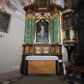 Zdjęcie nr 1: Ołtarz boczny, ustawiony w północno-wschodnim narożu korpus, jest architektoniczny, jednokondygnacyjny, jednoosiowy ze zwieńczeniem. Sam ołtarz z prostą mensą jest prostopadłościenny. Retabulum zostało zbudowane na zdwojonym cokole, ustawionym ukośnie, z filarami opiętymi z trzech stron pilastrami kompozytowymi podtrzymującymi belkowanie o znacznie wysuniętym gzymsie. Zwieńczenie jest w kształcie stojącego prostokąta ujętego ukośnie dostawionymi spływami wolutowymi dźwigającymi odcinki belkowania z silnie wyłamanym ku przodowi gzymsem z muszlą palmetową pośrodku. Na cokołach i w partii fryzu znajdują się wstęgi ornamentu regencyjnego z listkami i rozetami, a w zwieńczeniu kampanule podwieszone pod listkami akantu. W części środkowej wnęka ujęta w profilowaną ramę, prostokątną, z uszkami u dołu, zakończoną trójliściem, w której jest umieszczony obraz Chrystusa na krzyżu (na zasuwie obraz św. Antoniego Padewskiego); nad ramą para uskrzydlonych aniołków podtrzymujących koronę cierniową. Na belkowaniu siedzą uskrzydlone aniołki, przepasane opaską na biodrach, z narzędziami Męki Pańskiej w rękach. W zwieńczeniu o formie prostokąta zamkniętego łukiem półkolistym, nadwieszonym, w profilowanej ramie, znajduje się obraz ukazujący scenę z drogi krzyżowej – klęczącego Chrystusa pod krzyżem z Marią. Ołtarz polichromowany na ciemny brąz, z filarami i pilastrami imitującymi marmoryzację, ze złoconymi ornamentami i profilami; figury aniołów z naturalną karnacją, ze złoconymi skrzydłami. Polichromia ołtarza w tonacji brązowej i zielonej ze złoceniami. 

