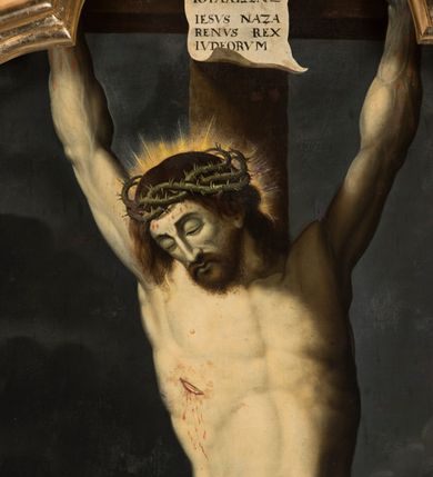 Zdjęcie nr 2: Obraz znajduje się w niszy ujętej profilowaną ramą w kształcie stojącego prostokąta z lekko wklęśniętymi dłuższymi bokami, zamkniętego od góry trójlistnie. Obraz nie powiela kształtu wnęki. Ukrzyżowany Chrystus ukazany jest w typie Cristo morte, w silnym zwisie, przybity do krzyża trzema gwoździami. Jego sylwetka jest lekko wygięta w lewą stronę, głowę opiera na prawym ramieniu. Na wysokości bioder jest przepasany białym, silnie fałdowanym i częściowo rozwianym perizonium. Na głowie dźwiga koronę cierniową, wokół niej świetlisty nimb. Jego twarz jest pociągła, okolona krótką brodą, podobnie jak włosy lekko falowane, spływające na ramiona. Oczy duże, zamknięte, podkreślone silnie zarysowanymi brwiami. Nos długi, prosty, z rozszerzonymi nozdrzami, usta zamknięte. Korpus mocno umięśniony z wyraźnym modelunkiem anatomicznym. Nogi również umięśnione, złączone na całej długości, stopy skrzyżowane prawa na lewą. Całe ciało Chrystusa bardzo jasne w odcieniach ugru. W ciemnym tle, w górnej części kompozycji rozstępujące się obłoki. Ponad jego głową, do pionowej belki krzyża przytwierdzony titulus z pełnym opisem winy Chrystusa w języku hebrajskim, greckim i łacińskim: „ישוע הנצרת מלך היהודים / IHCOVC O NA/ZAPAIOC O BA/CILEYC TΩN/IOYΑAIΩN / IESVS NAZA/RENVS REX / IUDEORVM (Jezus Nazareński Król Żydowski)”.