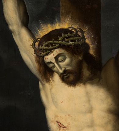 Zdjęcie nr 3: Obraz znajduje się w niszy ujętej profilowaną ramą w kształcie stojącego prostokąta z lekko wklęśniętymi dłuższymi bokami, zamkniętego od góry trójlistnie. Obraz nie powiela kształtu wnęki. Ukrzyżowany Chrystus ukazany jest w typie Cristo morte, w silnym zwisie, przybity do krzyża trzema gwoździami. Jego sylwetka jest lekko wygięta w lewą stronę, głowę opiera na prawym ramieniu. Na wysokości bioder jest przepasany białym, silnie fałdowanym i częściowo rozwianym perizonium. Na głowie dźwiga koronę cierniową, wokół niej świetlisty nimb. Jego twarz jest pociągła, okolona krótką brodą, podobnie jak włosy lekko falowane, spływające na ramiona. Oczy duże, zamknięte, podkreślone silnie zarysowanymi brwiami. Nos długi, prosty, z rozszerzonymi nozdrzami, usta zamknięte. Korpus mocno umięśniony z wyraźnym modelunkiem anatomicznym. Nogi również umięśnione, złączone na całej długości, stopy skrzyżowane prawa na lewą. Całe ciało Chrystusa bardzo jasne w odcieniach ugru. W ciemnym tle, w górnej części kompozycji rozstępujące się obłoki. Ponad jego głową, do pionowej belki krzyża przytwierdzony titulus z pełnym opisem winy Chrystusa w języku hebrajskim, greckim i łacińskim: „ישוע הנצרת מלך היהודים / IHCOVC O NA/ZAPAIOC O BA/CILEYC TΩN/IOYΑAIΩN / IESVS NAZA/RENVS REX / IUDEORVM (Jezus Nazareński Król Żydowski)”.