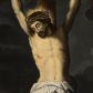 Zdjęcie nr 1: Obraz znajduje się w niszy ujętej profilowaną ramą w kształcie stojącego prostokąta z lekko wklęśniętymi dłuższymi bokami, zamkniętego od góry trójlistnie. Obraz nie powiela kształtu wnęki. Ukrzyżowany Chrystus ukazany jest w typie Cristo morte, w silnym zwisie, przybity do krzyża trzema gwoździami. Jego sylwetka jest lekko wygięta w lewą stronę, głowę opiera na prawym ramieniu. Na wysokości bioder jest przepasany białym, silnie fałdowanym i częściowo rozwianym perizonium. Na głowie dźwiga koronę cierniową, wokół niej świetlisty nimb. Jego twarz jest pociągła, okolona krótką brodą, podobnie jak włosy lekko falowane, spływające na ramiona. Oczy duże, zamknięte, podkreślone silnie zarysowanymi brwiami. Nos długi, prosty, z rozszerzonymi nozdrzami, usta zamknięte. Korpus mocno umięśniony z wyraźnym modelunkiem anatomicznym. Nogi również umięśnione, złączone na całej długości, stopy skrzyżowane prawa na lewą. Całe ciało Chrystusa bardzo jasne w odcieniach ugru. W ciemnym tle, w górnej części kompozycji rozstępujące się obłoki. Ponad jego głową, do pionowej belki krzyża przytwierdzony titulus z pełnym opisem winy Chrystusa w języku hebrajskim, greckim i łacińskim: „ישוע הנצרת מלך היהודים / IHCOVC O NA/ZAPAIOC O BA/CILEYC TΩN/IOYΑAIΩN / IESVS NAZA/RENVS REX / IUDEORVM (Jezus Nazareński Król Żydowski)”.