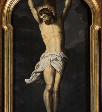 Zdjęcie nr 1: Obraz znajduje się w niszy ujętej profilowaną ramą w kształcie stojącego prostokąta z lekko wklęśniętymi dłuższymi bokami, zamkniętego od góry trójlistnie. Obraz nie powiela kształtu wnęki. Ukrzyżowany Chrystus ukazany jest w typie Cristo morte, w silnym zwisie, przybity do krzyża trzema gwoździami. Jego sylwetka jest lekko wygięta w lewą stronę, głowę opiera na prawym ramieniu. Na wysokości bioder jest przepasany białym, silnie fałdowanym i częściowo rozwianym perizonium. Na głowie dźwiga koronę cierniową, wokół niej świetlisty nimb. Jego twarz jest pociągła, okolona krótką brodą, podobnie jak włosy lekko falowane, spływające na ramiona. Oczy duże, zamknięte, podkreślone silnie zarysowanymi brwiami. Nos długi, prosty, z rozszerzonymi nozdrzami, usta zamknięte. Korpus mocno umięśniony z wyraźnym modelunkiem anatomicznym. Nogi również umięśnione, złączone na całej długości, stopy skrzyżowane prawa na lewą. Całe ciało Chrystusa bardzo jasne w odcieniach ugru. W ciemnym tle, w górnej części kompozycji rozstępujące się obłoki. Ponad jego głową, do pionowej belki krzyża przytwierdzony titulus z pełnym opisem winy Chrystusa w języku hebrajskim, greckim i łacińskim: „ישוע הנצרת מלך היהודים / IHCOVC O NA/ZAPAIOC O BA/CILEYC TΩN/IOYΑAIΩN / IESVS NAZA/RENVS REX / IUDEORVM (Jezus Nazareński Król Żydowski)”.