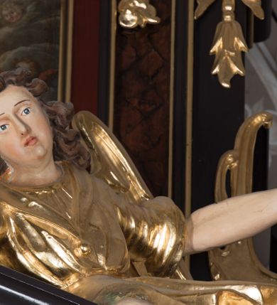 Zdjęcie nr 16: Ołtarz architektoniczny, jednoosiowy, jednokondygnacyjny ze zwieńczeniem. Nastawa jest osadzona na wysokim cokole zdobionym płycinami, ujęta bramkami z prześwitami prostokątnymi zakończonymi półkoliście. Część środkowa ołtarza jest ujęta kompozytowymi kolumnami i cofniętymi do tyłu filarami podtrzymującymi wyłamujące się ponad nimi odcinki belkowania z wspólnym, silnie wysuniętym gzymsem, ponad którym znajduje się trójkątny przyczółek. Zwieńczenie prostokątne, w profilowanej ramie z uszakami, zakończone przerwanym przyczółkiem, wewnątrz którego krzyż na postumencie. Nad bramkami posadowione figury św. Jana z orłem u stóp, kielichem i wężem w dłoni oraz św. Łukasza z wołem u stóp, księgą i piórem w ręku. Pod belkowaniem wkomponowano dwa uskrzydlone putta, w przyczółku figurę ukazanego do pasa Boga Ojca w chmurach, z prawą ręką uniesioną w geście błogosławieństwa, z lewą spoczywającą na globie, a na przyczółku leżące figury uskrzydlonych aniołów. W polu głównym jest obraz „Męczeństwo św. Katarzyny”, w zwieńczeniu obraz „Koronacja Marii”. 

