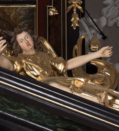 Zdjęcie nr 15: Ołtarz architektoniczny, jednoosiowy, jednokondygnacyjny ze zwieńczeniem. Nastawa jest osadzona na wysokim cokole zdobionym płycinami, ujęta bramkami z prześwitami prostokątnymi zakończonymi półkoliście. Część środkowa ołtarza jest ujęta kompozytowymi kolumnami i cofniętymi do tyłu filarami podtrzymującymi wyłamujące się ponad nimi odcinki belkowania z wspólnym, silnie wysuniętym gzymsem, ponad którym znajduje się trójkątny przyczółek. Zwieńczenie prostokątne, w profilowanej ramie z uszakami, zakończone przerwanym przyczółkiem, wewnątrz którego krzyż na postumencie. Nad bramkami posadowione figury św. Jana z orłem u stóp, kielichem i wężem w dłoni oraz św. Łukasza z wołem u stóp, księgą i piórem w ręku. Pod belkowaniem wkomponowano dwa uskrzydlone putta, w przyczółku figurę ukazanego do pasa Boga Ojca w chmurach, z prawą ręką uniesioną w geście błogosławieństwa, z lewą spoczywającą na globie, a na przyczółku leżące figury uskrzydlonych aniołów. W polu głównym jest obraz „Męczeństwo św. Katarzyny”, w zwieńczeniu obraz „Koronacja Marii”. 

