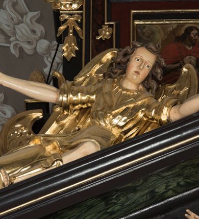 Zdjęcie nr 13: Ołtarz architektoniczny, jednoosiowy, jednokondygnacyjny ze zwieńczeniem. Nastawa jest osadzona na wysokim cokole zdobionym płycinami, ujęta bramkami z prześwitami prostokątnymi zakończonymi półkoliście. Część środkowa ołtarza jest ujęta kompozytowymi kolumnami i cofniętymi do tyłu filarami podtrzymującymi wyłamujące się ponad nimi odcinki belkowania z wspólnym, silnie wysuniętym gzymsem, ponad którym znajduje się trójkątny przyczółek. Zwieńczenie prostokątne, w profilowanej ramie z uszakami, zakończone przerwanym przyczółkiem, wewnątrz którego krzyż na postumencie. Nad bramkami posadowione figury św. Jana z orłem u stóp, kielichem i wężem w dłoni oraz św. Łukasza z wołem u stóp, księgą i piórem w ręku. Pod belkowaniem wkomponowano dwa uskrzydlone putta, w przyczółku figurę ukazanego do pasa Boga Ojca w chmurach, z prawą ręką uniesioną w geście błogosławieństwa, z lewą spoczywającą na globie, a na przyczółku leżące figury uskrzydlonych aniołów. W polu głównym jest obraz „Męczeństwo św. Katarzyny”, w zwieńczeniu obraz „Koronacja Marii”. 

