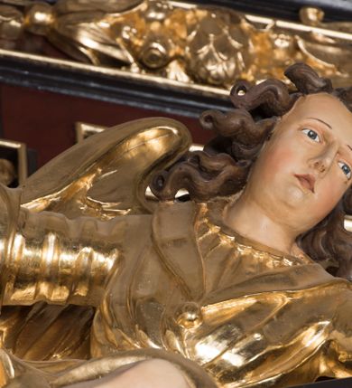 Zdjęcie nr 14: Ołtarz architektoniczny, jednoosiowy, jednokondygnacyjny ze zwieńczeniem. Nastawa jest osadzona na wysokim cokole zdobionym płycinami, ujęta bramkami z prześwitami prostokątnymi zakończonymi półkoliście. Część środkowa ołtarza jest ujęta kompozytowymi kolumnami i cofniętymi do tyłu filarami podtrzymującymi wyłamujące się ponad nimi odcinki belkowania z wspólnym, silnie wysuniętym gzymsem, ponad którym znajduje się trójkątny przyczółek. Zwieńczenie prostokątne, w profilowanej ramie z uszakami, zakończone przerwanym przyczółkiem, wewnątrz którego krzyż na postumencie. Nad bramkami posadowione figury św. Jana z orłem u stóp, kielichem i wężem w dłoni oraz św. Łukasza z wołem u stóp, księgą i piórem w ręku. Pod belkowaniem wkomponowano dwa uskrzydlone putta, w przyczółku figurę ukazanego do pasa Boga Ojca w chmurach, z prawą ręką uniesioną w geście błogosławieństwa, z lewą spoczywającą na globie, a na przyczółku leżące figury uskrzydlonych aniołów. W polu głównym jest obraz „Męczeństwo św. Katarzyny”, w zwieńczeniu obraz „Koronacja Marii”. 

