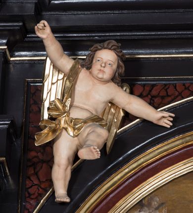 Zdjęcie nr 17: Ołtarz architektoniczny, jednoosiowy, jednokondygnacyjny ze zwieńczeniem. Nastawa jest osadzona na wysokim cokole zdobionym płycinami, ujęta bramkami z prześwitami prostokątnymi zakończonymi półkoliście. Część środkowa ołtarza jest ujęta kompozytowymi kolumnami i cofniętymi do tyłu filarami podtrzymującymi wyłamujące się ponad nimi odcinki belkowania z wspólnym, silnie wysuniętym gzymsem, ponad którym znajduje się trójkątny przyczółek. Zwieńczenie prostokątne, w profilowanej ramie z uszakami, zakończone przerwanym przyczółkiem, wewnątrz którego krzyż na postumencie. Nad bramkami posadowione figury św. Jana z orłem u stóp, kielichem i wężem w dłoni oraz św. Łukasza z wołem u stóp, księgą i piórem w ręku. Pod belkowaniem wkomponowano dwa uskrzydlone putta, w przyczółku figurę ukazanego do pasa Boga Ojca w chmurach, z prawą ręką uniesioną w geście błogosławieństwa, z lewą spoczywającą na globie, a na przyczółku leżące figury uskrzydlonych aniołów. W polu głównym jest obraz „Męczeństwo św. Katarzyny”, w zwieńczeniu obraz „Koronacja Marii”. 

