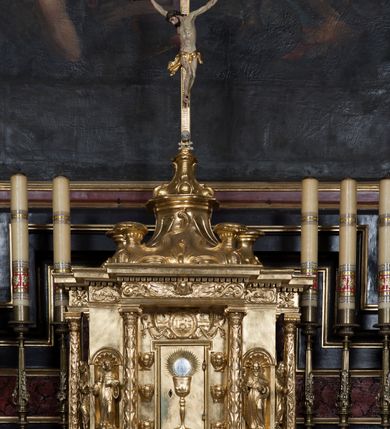 Zdjęcie nr 8: Ołtarz architektoniczny, jednoosiowy, jednokondygnacyjny ze zwieńczeniem. Nastawa jest osadzona na wysokim cokole zdobionym płycinami, ujęta bramkami z prześwitami prostokątnymi zakończonymi półkoliście. Część środkowa ołtarza jest ujęta kompozytowymi kolumnami i cofniętymi do tyłu filarami podtrzymującymi wyłamujące się ponad nimi odcinki belkowania z wspólnym, silnie wysuniętym gzymsem, ponad którym znajduje się trójkątny przyczółek. Zwieńczenie prostokątne, w profilowanej ramie z uszakami, zakończone przerwanym przyczółkiem, wewnątrz którego krzyż na postumencie. Nad bramkami posadowione figury św. Jana z orłem u stóp, kielichem i wężem w dłoni oraz św. Łukasza z wołem u stóp, księgą i piórem w ręku. Pod belkowaniem wkomponowano dwa uskrzydlone putta, w przyczółku figurę ukazanego do pasa Boga Ojca w chmurach, z prawą ręką uniesioną w geście błogosławieństwa, z lewą spoczywającą na globie, a na przyczółku leżące figury uskrzydlonych aniołów. W polu głównym jest obraz „Męczeństwo św. Katarzyny”, w zwieńczeniu obraz „Koronacja Marii”. 

