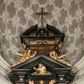 Zdjęcie nr 1: Ołtarz architektoniczny, jednoosiowy, jednokondygnacyjny ze zwieńczeniem. Nastawa jest osadzona na wysokim cokole zdobionym płycinami, ujęta bramkami z prześwitami prostokątnymi zakończonymi półkoliście. Część środkowa ołtarza jest ujęta kompozytowymi kolumnami i cofniętymi do tyłu filarami podtrzymującymi wyłamujące się ponad nimi odcinki belkowania z wspólnym, silnie wysuniętym gzymsem, ponad którym znajduje się trójkątny przyczółek. Zwieńczenie prostokątne, w profilowanej ramie z uszakami, zakończone przerwanym przyczółkiem, wewnątrz którego krzyż na postumencie. Nad bramkami posadowione figury św. Jana z orłem u stóp, kielichem i wężem w dłoni oraz św. Łukasza z wołem u stóp, księgą i piórem w ręku. Pod belkowaniem wkomponowano dwa uskrzydlone putta, w przyczółku figurę ukazanego do pasa Boga Ojca w chmurach, z prawą ręką uniesioną w geście błogosławieństwa, z lewą spoczywającą na globie, a na przyczółku leżące figury uskrzydlonych aniołów. W polu głównym jest obraz „Męczeństwo św. Katarzyny”, w zwieńczeniu obraz „Koronacja Marii”. 


