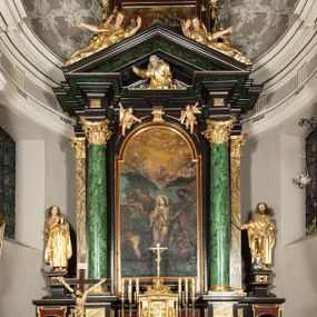 Zdjęcie nr 1: Ołtarz architektoniczny, jednoosiowy, jednokondygnacyjny ze zwieńczeniem. Nastawa jest osadzona na wysokim cokole zdobionym płycinami, ujęta bramkami z prześwitami prostokątnymi zakończonymi półkoliście. Część środkowa ołtarza jest ujęta kompozytowymi kolumnami i cofniętymi do tyłu filarami podtrzymującymi wyłamujące się ponad nimi odcinki belkowania z wspólnym, silnie wysuniętym gzymsem, ponad którym znajduje się trójkątny przyczółek. Zwieńczenie prostokątne, w profilowanej ramie z uszakami, zakończone przerwanym przyczółkiem, wewnątrz którego krzyż na postumencie. Nad bramkami posadowione figury św. Jana z orłem u stóp, kielichem i wężem w dłoni oraz św. Łukasza z wołem u stóp, księgą i piórem w ręku. Pod belkowaniem wkomponowano dwa uskrzydlone putta, w przyczółku figurę ukazanego do pasa Boga Ojca w chmurach, z prawą ręką uniesioną w geście błogosławieństwa, z lewą spoczywającą na globie, a na przyczółku leżące figury uskrzydlonych aniołów. W polu głównym jest obraz „Męczeństwo św. Katarzyny”, w zwieńczeniu obraz „Koronacja Marii”. 

