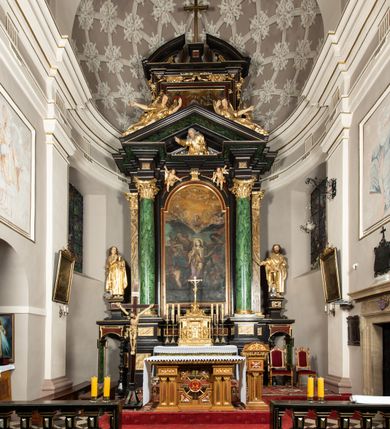 Zdjęcie nr 2: Ołtarz architektoniczny, jednoosiowy, jednokondygnacyjny ze zwieńczeniem. Nastawa jest osadzona na wysokim cokole zdobionym płycinami, ujęta bramkami z prześwitami prostokątnymi zakończonymi półkoliście. Część środkowa ołtarza jest ujęta kompozytowymi kolumnami i cofniętymi do tyłu filarami podtrzymującymi wyłamujące się ponad nimi odcinki belkowania z wspólnym, silnie wysuniętym gzymsem, ponad którym znajduje się trójkątny przyczółek. Zwieńczenie prostokątne, w profilowanej ramie z uszakami, zakończone przerwanym przyczółkiem, wewnątrz którego krzyż na postumencie. Nad bramkami posadowione figury św. Jana z orłem u stóp, kielichem i wężem w dłoni oraz św. Łukasza z wołem u stóp, księgą i piórem w ręku. Pod belkowaniem wkomponowano dwa uskrzydlone putta, w przyczółku figurę ukazanego do pasa Boga Ojca w chmurach, z prawą ręką uniesioną w geście błogosławieństwa, z lewą spoczywającą na globie, a na przyczółku leżące figury uskrzydlonych aniołów. W polu głównym jest obraz „Męczeństwo św. Katarzyny”, w zwieńczeniu obraz „Koronacja Marii”. 

