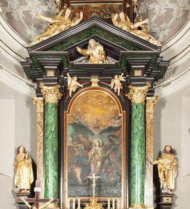 Zdjęcie nr 3: Ołtarz architektoniczny, jednoosiowy, jednokondygnacyjny ze zwieńczeniem. Nastawa jest osadzona na wysokim cokole zdobionym płycinami, ujęta bramkami z prześwitami prostokątnymi zakończonymi półkoliście. Część środkowa ołtarza jest ujęta kompozytowymi kolumnami i cofniętymi do tyłu filarami podtrzymującymi wyłamujące się ponad nimi odcinki belkowania z wspólnym, silnie wysuniętym gzymsem, ponad którym znajduje się trójkątny przyczółek. Zwieńczenie prostokątne, w profilowanej ramie z uszakami, zakończone przerwanym przyczółkiem, wewnątrz którego krzyż na postumencie. Nad bramkami posadowione figury św. Jana z orłem u stóp, kielichem i wężem w dłoni oraz św. Łukasza z wołem u stóp, księgą i piórem w ręku. Pod belkowaniem wkomponowano dwa uskrzydlone putta, w przyczółku figurę ukazanego do pasa Boga Ojca w chmurach, z prawą ręką uniesioną w geście błogosławieństwa, z lewą spoczywającą na globie, a na przyczółku leżące figury uskrzydlonych aniołów. W polu głównym jest obraz „Męczeństwo św. Katarzyny”, w zwieńczeniu obraz „Koronacja Marii”. 

